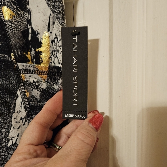 #197 TAHARI SPORT- Double Cell Pocket leggings Black Marble w/Gold. Varies Sizes - Picture 8 of 9